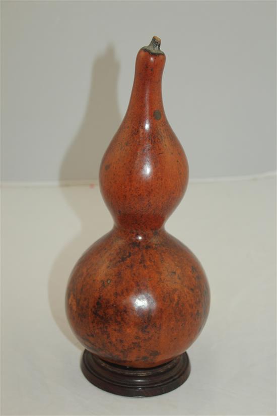 A Chinese gourd and rosewood stand, 19th century, total height 28.5cm